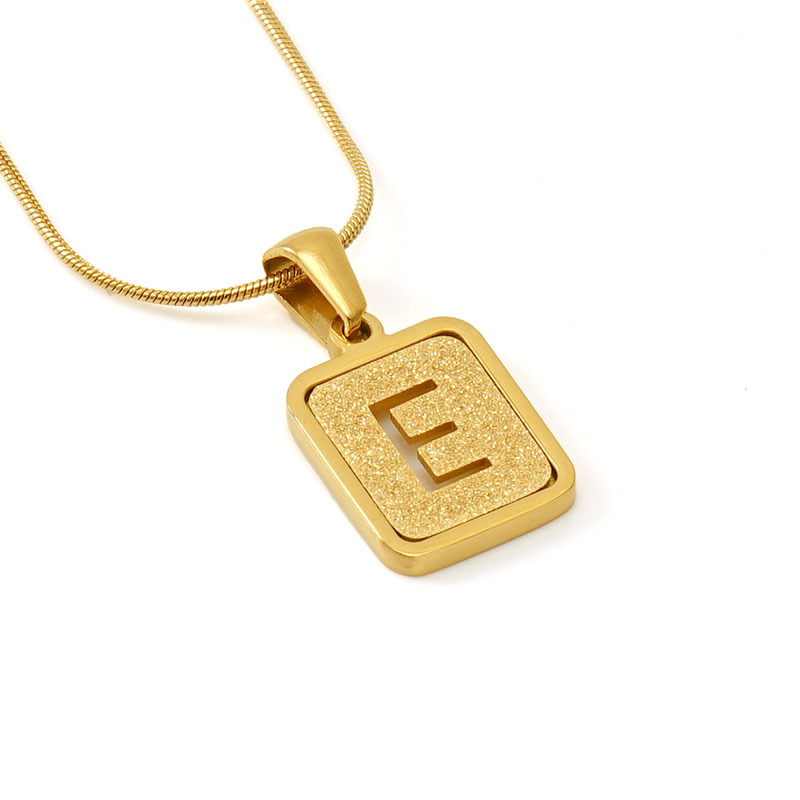 Nicho de moda europea y americana Cadena de hueso de serpiente 18K carta collar femenino transfronterizo de acero de titanio Arena-presionado carta colgante joyería al por mayor