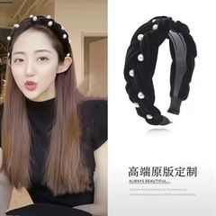 Elegant black velvet pearl hairband with braided design, featuring teeth and a wide edge—just like Qianhui's signature high-top hair clip.
