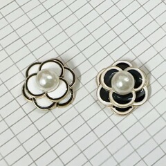 真珠をはめ込んで油を垂らしたツバキの花の部品の金属の靴の服をつけて髪を飾るdiyのアクセサリーの合金の部品の携帯電話を包みます。
