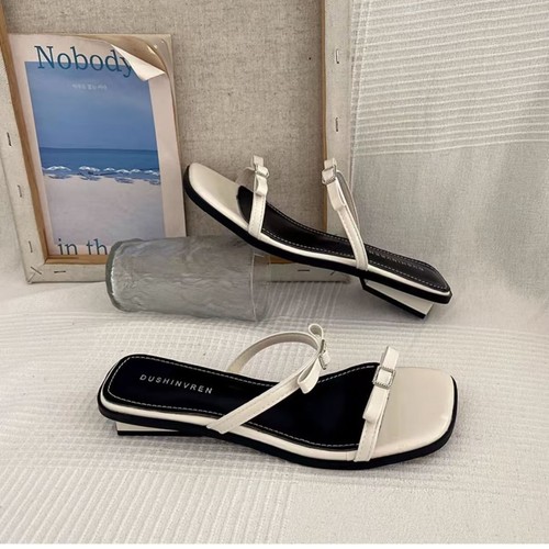 French beautiful temperament sandals for women in summer high-end fashion 2025 new style flat silver slippers