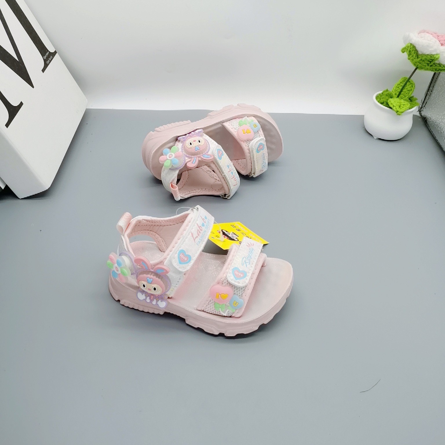 Sandalias para niñas estilo de verano 2025 estilo caliente zapatos de playa para niños zapatos de verano nuevos zapatos para niñas zapatos de princesa de estilo occidental