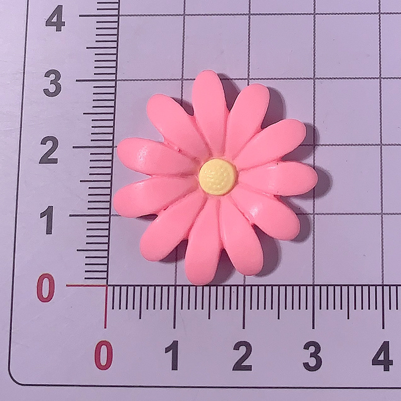 Accesorios de resina de flor de margarita de color transfronterizo DIY pegamento de crema agujero de cáscara de teléfono móvil agujero de zapatos taza de agua material de pegatina de refrigerador