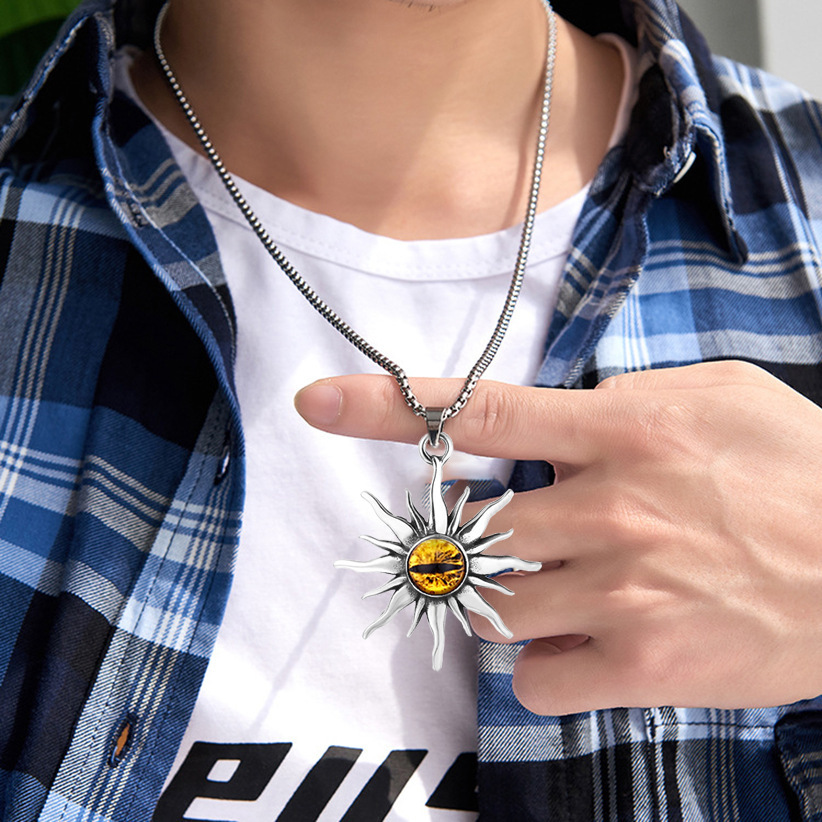 Collana con ciondolo a forma di dio del sole e occhio magico, in acciaio al titanio di alta qualità, per uomo, in vendita all'estero_voghion.com