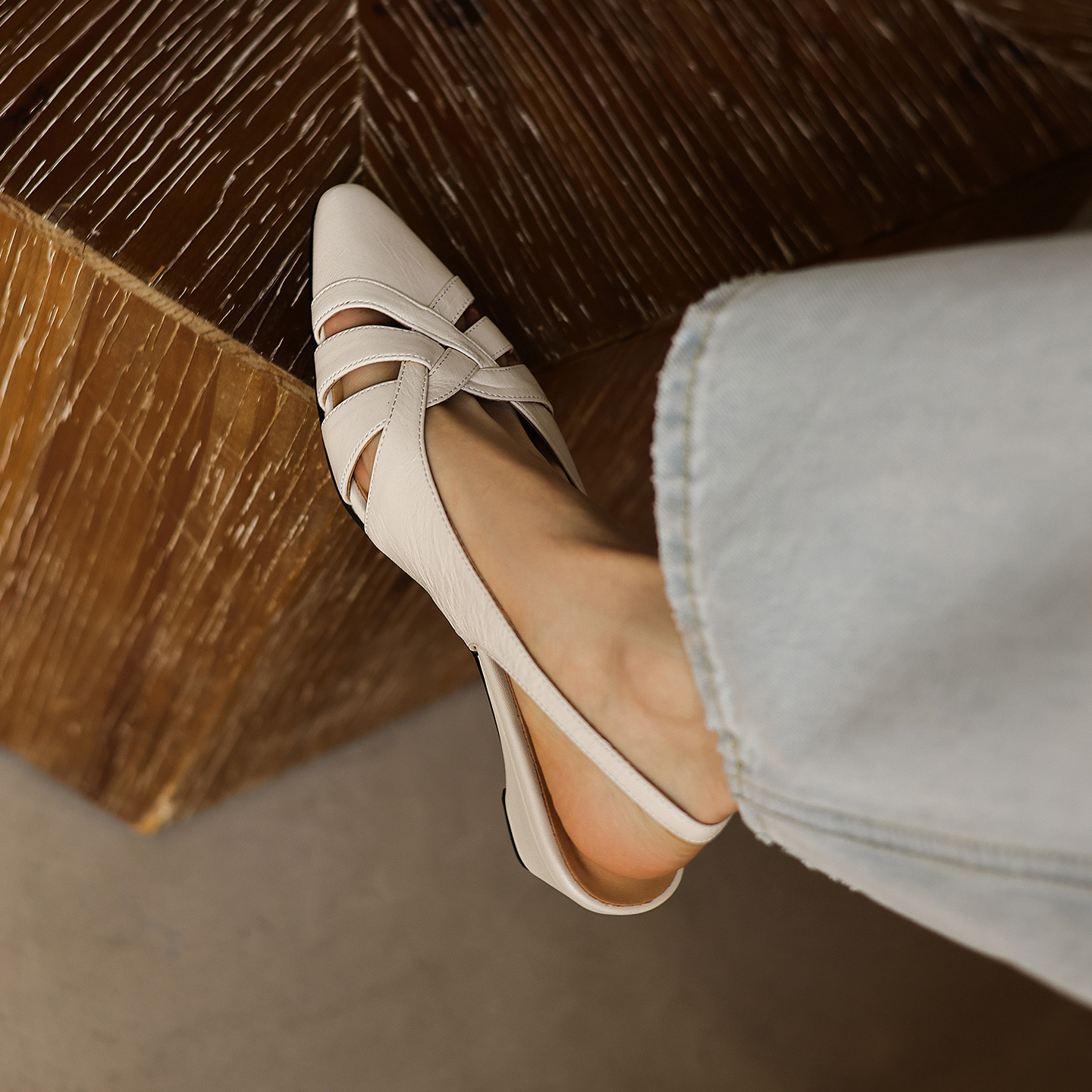 Sandal nữ da cừu gót dày 3 cm phong cách vintage dệt chéo hở mũi — đen