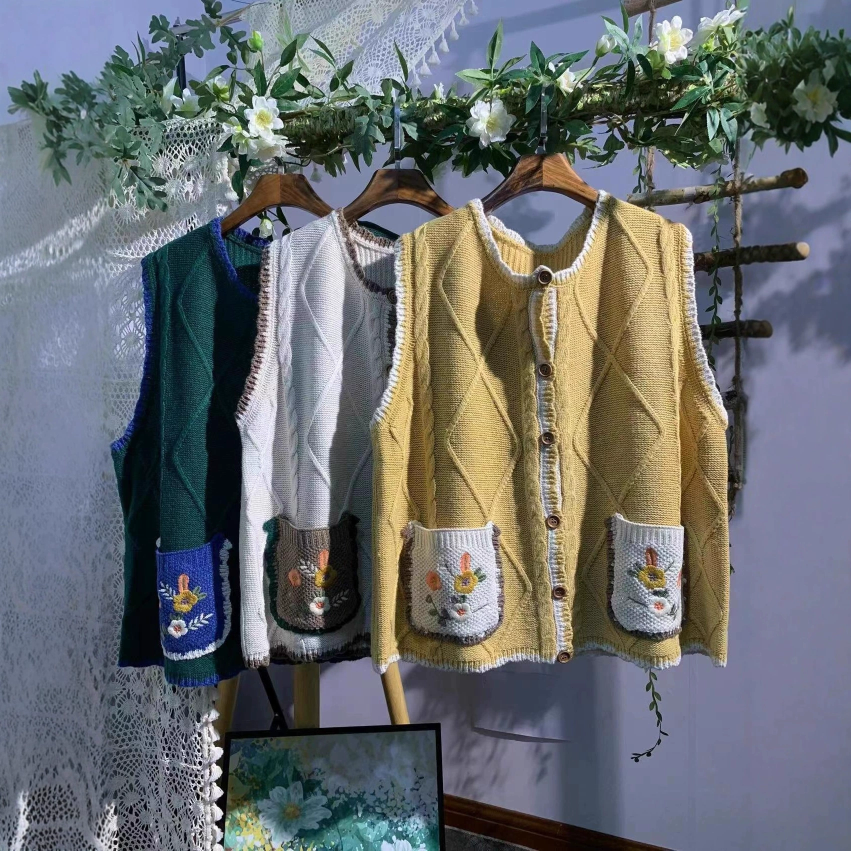 2023 Осенний новый японский сладкий трехмерный вязаный смешанный свитер с вышивкой маленького цветка Жилет Свободный внешний жилет