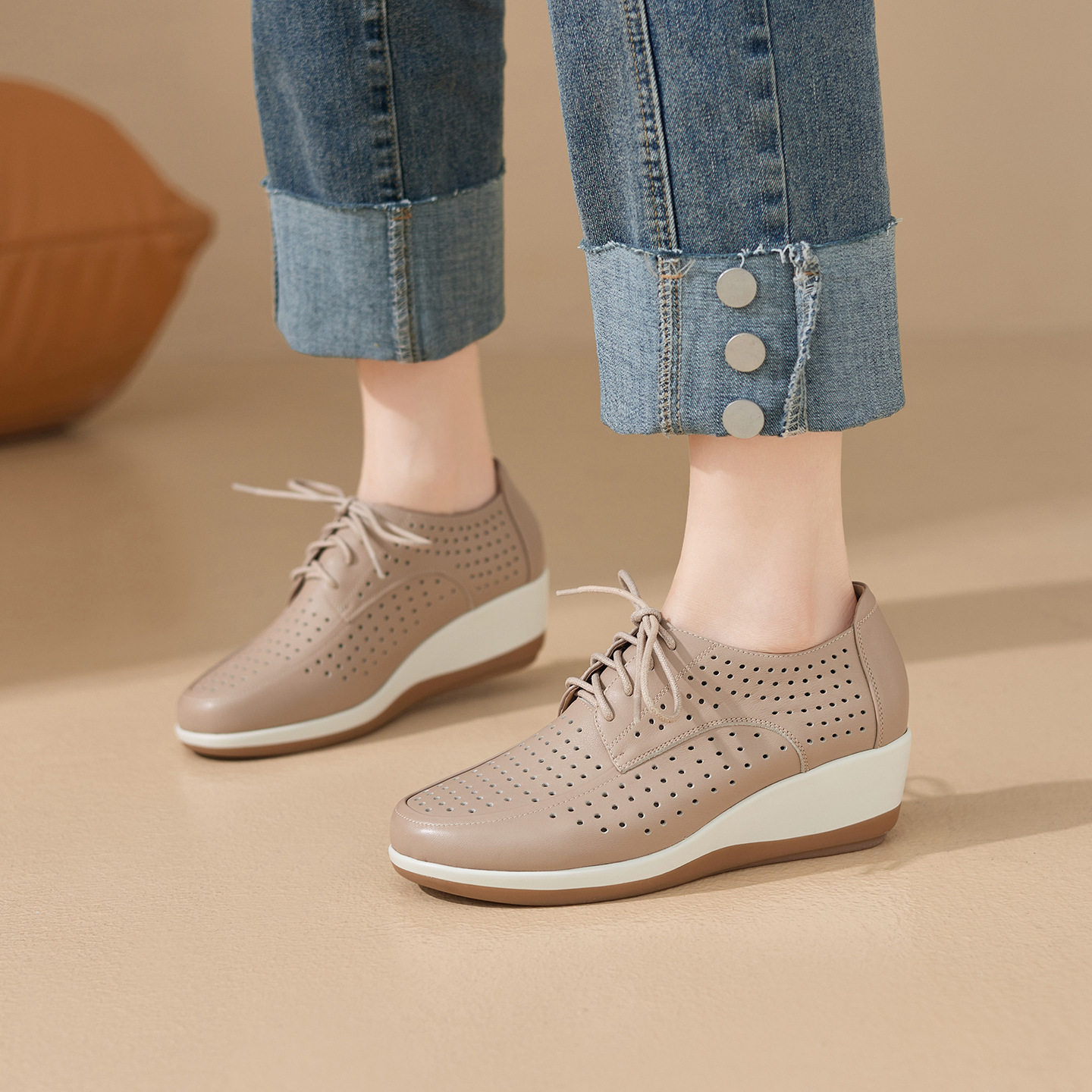 Giày da bò đục lỗ nữ đế xuồng platform gót 5 cm — màu trắng ngà