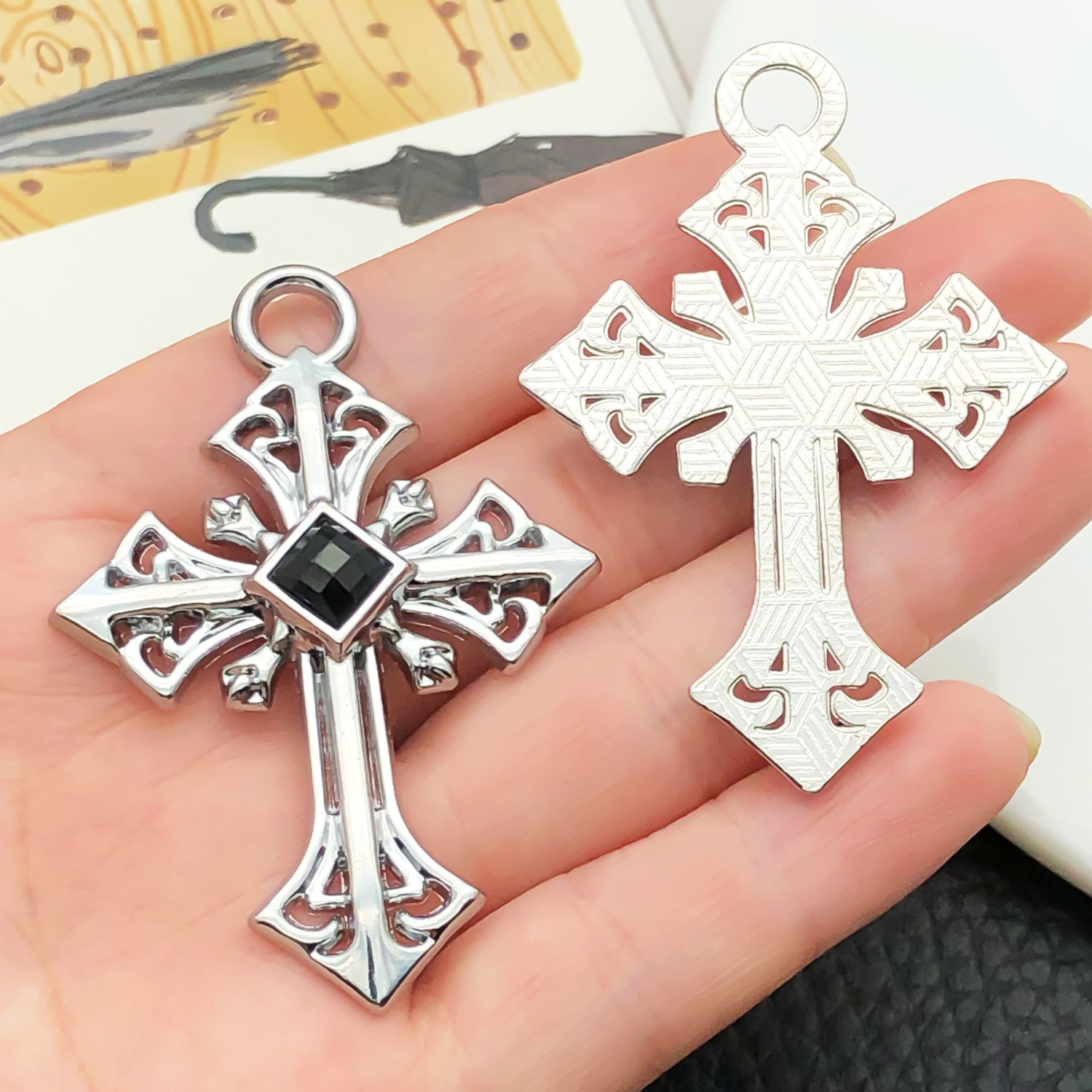 22361-YG-古银锌合金朋克嘻哈黑钻镂空十字架55x38