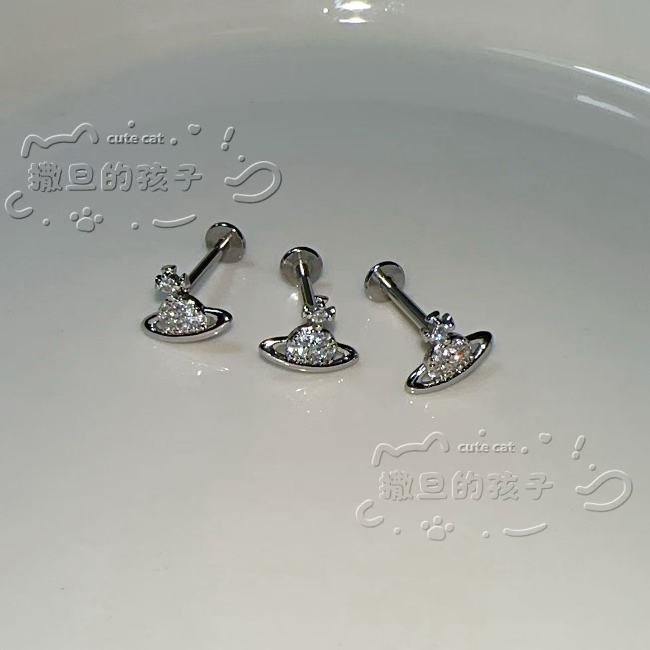 16G labret stud size and finish detail