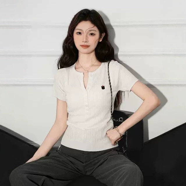 Korean-style short-sleeved half-open collar knitted T-shirt for women, new summer slim-fit, elegant, with embroidered details on the shoulders Korean-style short-sleeved half-open collar knitted T-shirt for women, new summer slim-fit, elegant, with embroidered details on the shoulders