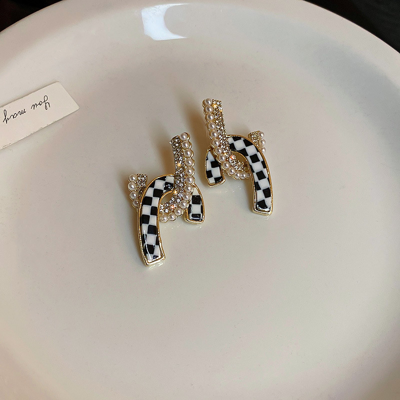 Korean Diamond-studded Pearl Cross Earrings Niche Creative Checkerboard Earrings display picture 4