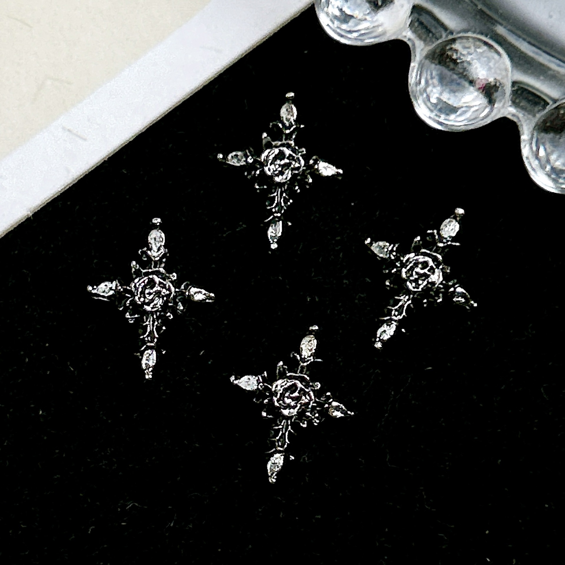 Ventas transfronterizas de joyas de manicuría cruces oro y plata super brillante diamante completo retro punk cruces joyas accesorios diy