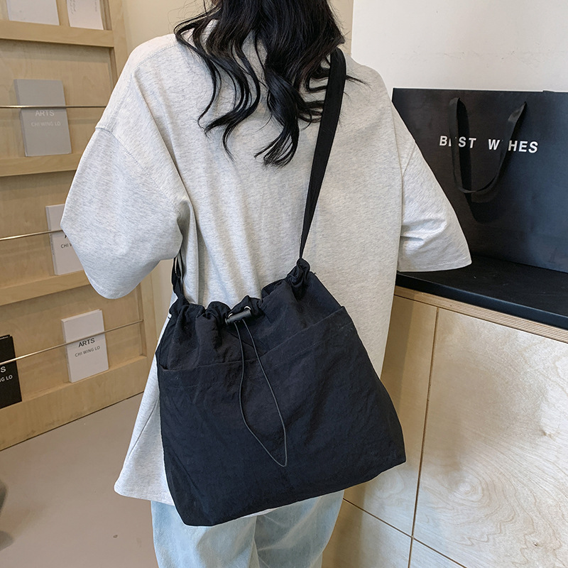 A stylish single-shoulder crossbody bag for 2024, a large-capacity casual commuting bag for classes, and a beautiful and fashionable underarm bag for women undefined