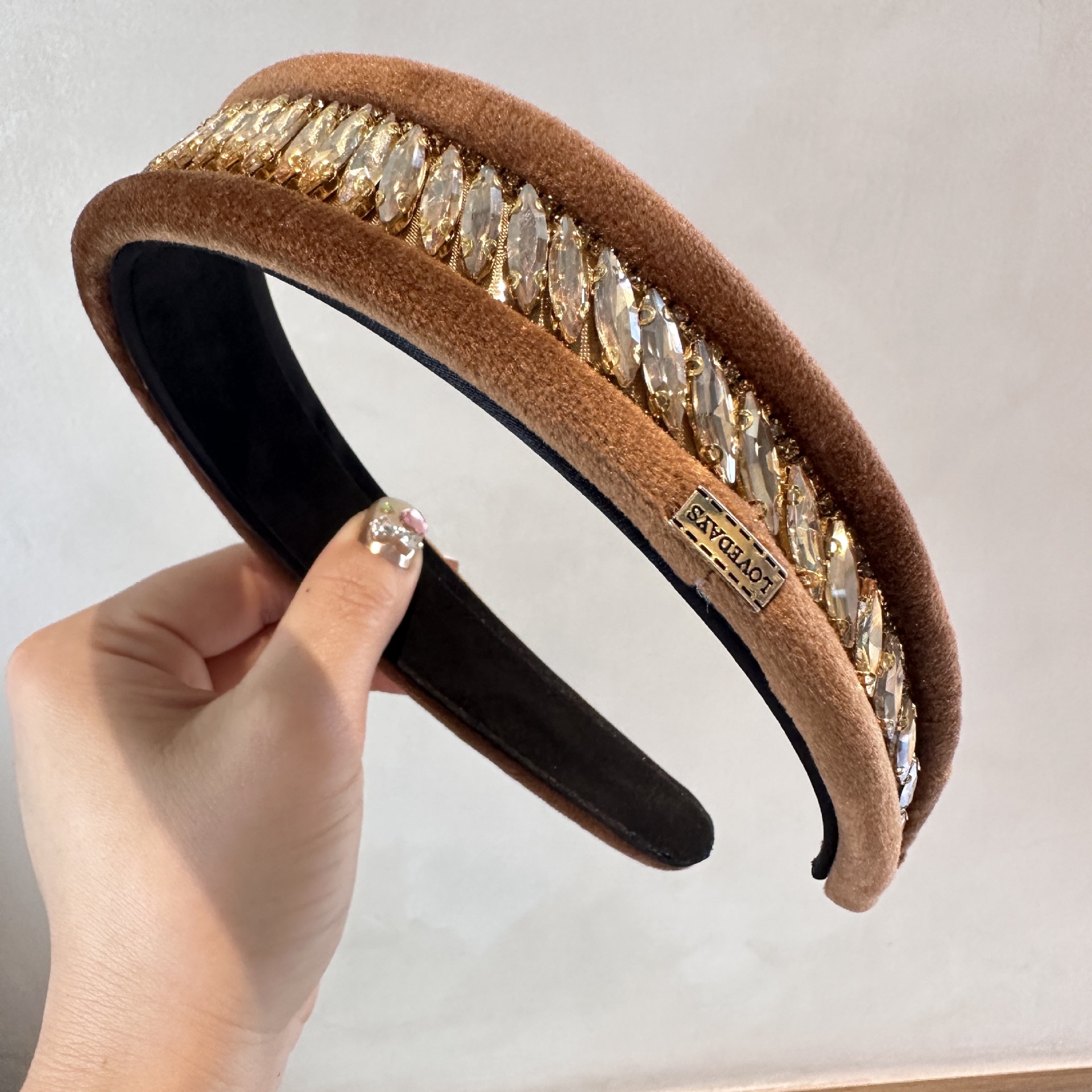 156g Weight Hair Band Hair Accessories Type Rhinestones Inlay Material 1 Piece Quantity Casual, Daily Occasion Flannel Material Solid Color Pattern Women's Gender Inlay Design Elegant, Simple Style Style Coffee, White, Black Color Velvet Rhinestone Light Luxury Wide Brim Hair Band High-Grade Western Style Heavy Industry Pressure Hair Clip High Skull Top Headband Hair Accessories 15