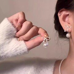 精巧な蝶結びの真珠のイヤリングの女性の高級感の小さい大衆のイヤリングの2025新型の気質の耳飾りの秋冬の装飾