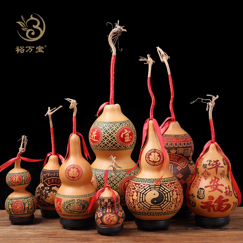 Подвеска из тыквы в гостиной с краном