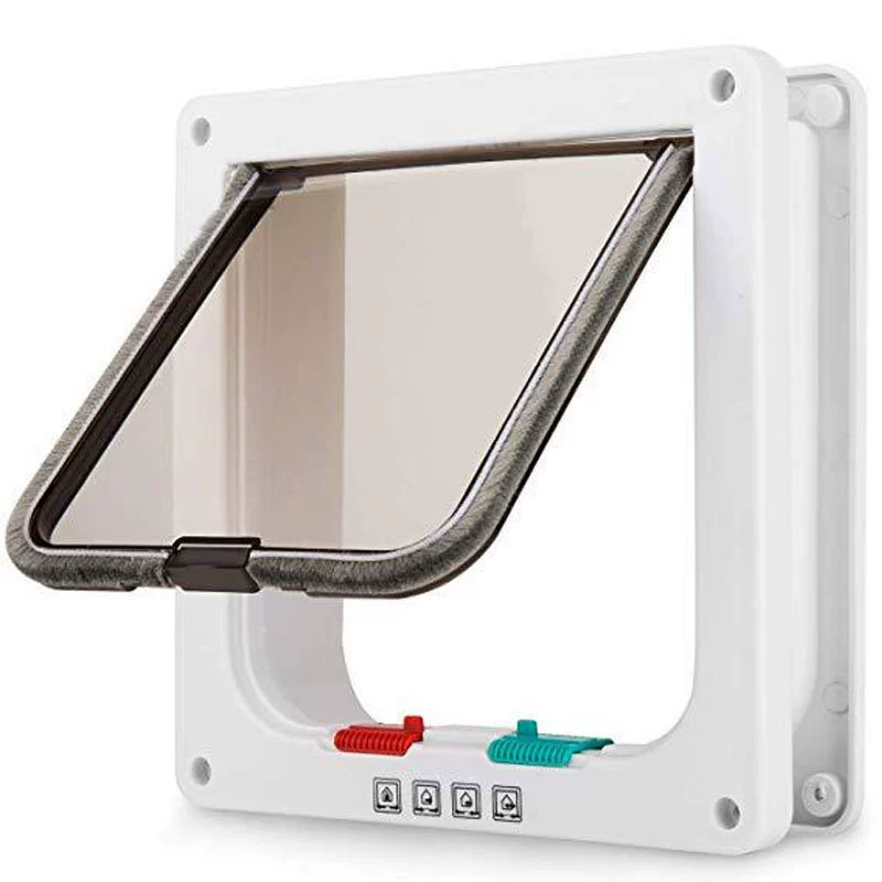 Домашние животные могут свободно входить и выходить из двери.