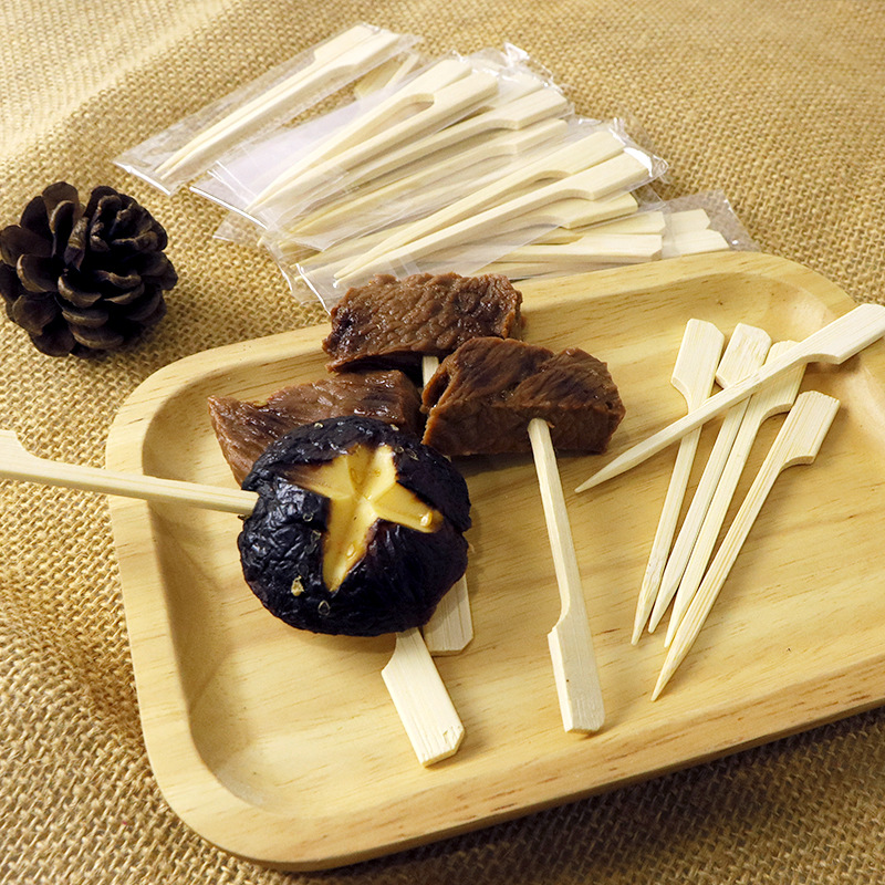 Dos piezas de brochetas de cañón de hierro, brochetas de brochetas hervidas oden, 2 piezas de brochetas de cuero blanco, palos de bambú con logo