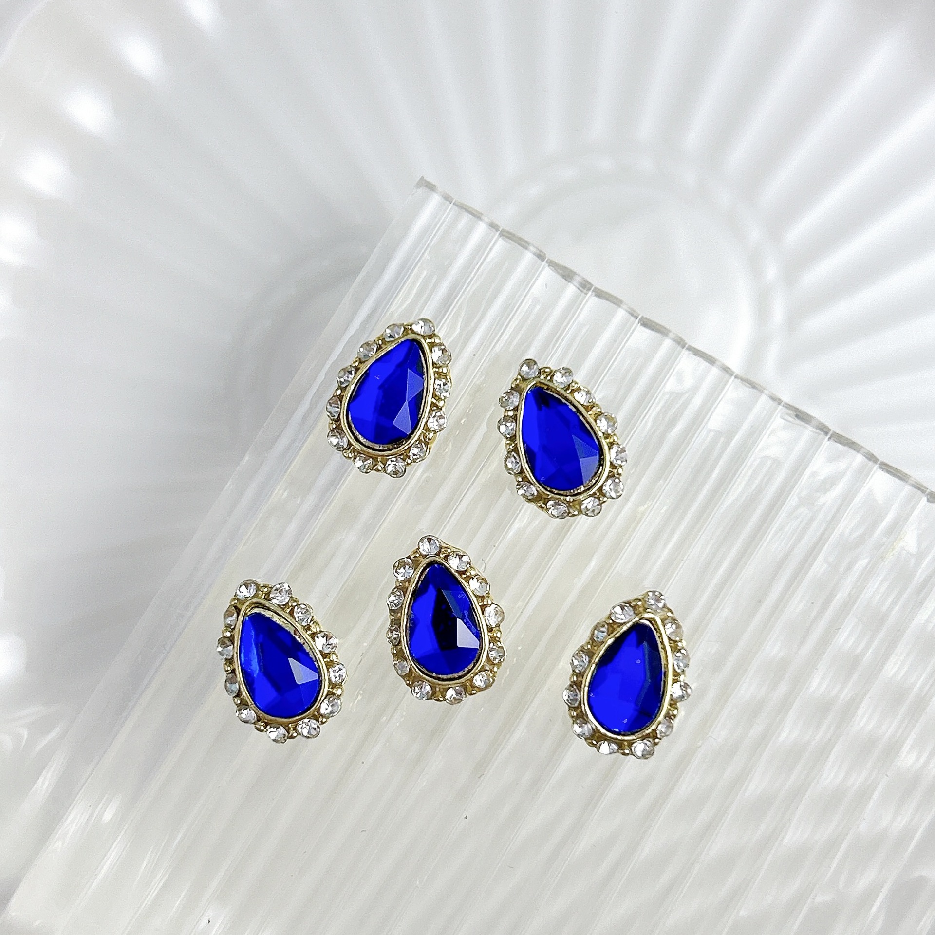 Nueva aleación china joyas de manicura taladro explosión grasa flash Fang amor gota de agua XiFeiYuan la misma armadura de la corte con taladro
