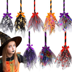 ハロウィーンは魔女のほうきを取り外してハロウィーンパーティーを飾って空飛ぶほうきledランプ発光網糸ほうきを飾る