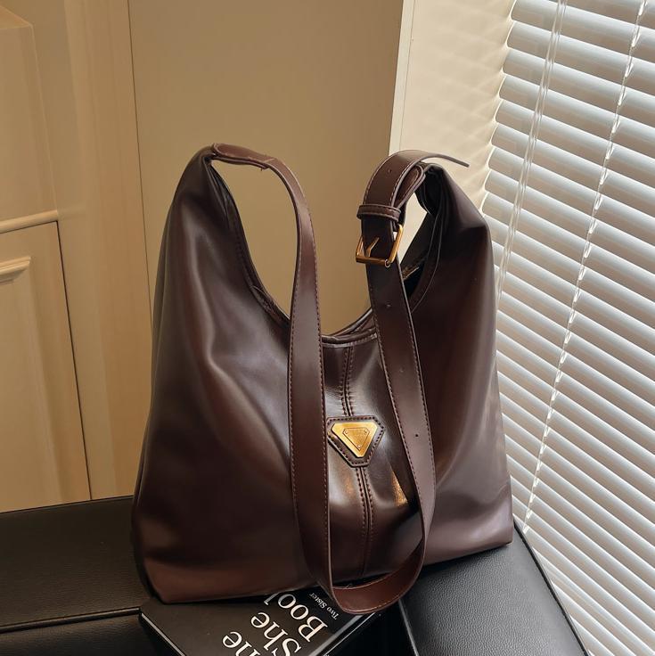 Bolsa de cuero suave universal de gran capacidad para mujeres 2024 nuevo bolso de hombro axilar simple de viaje universal bolsa de mano