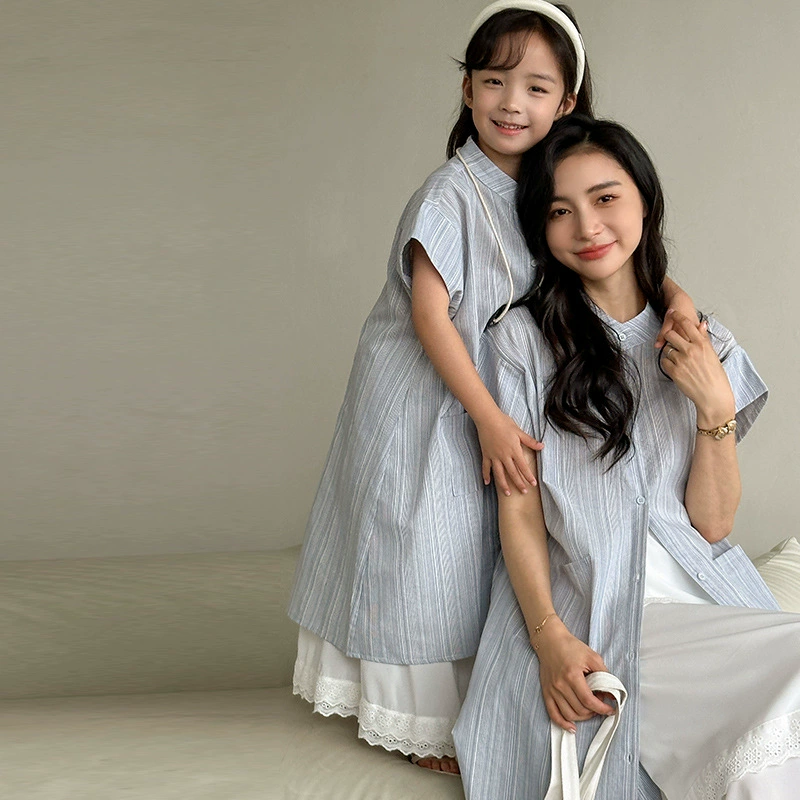 Элитные наряды для пар, летние полосатые рубашки с короткими рукавами, наряды для мамы и дочки, наряды для родителей и детей в корейском стиле, свободные повседневные семейные наряды для отдыха.