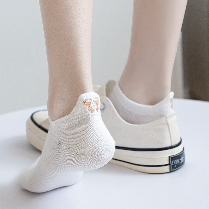 Calcetines de mujer de verano delgados superficial absorción de sudor calcetines transpirables talón bordado para elevar las orejas calcetines blancas al por mayor