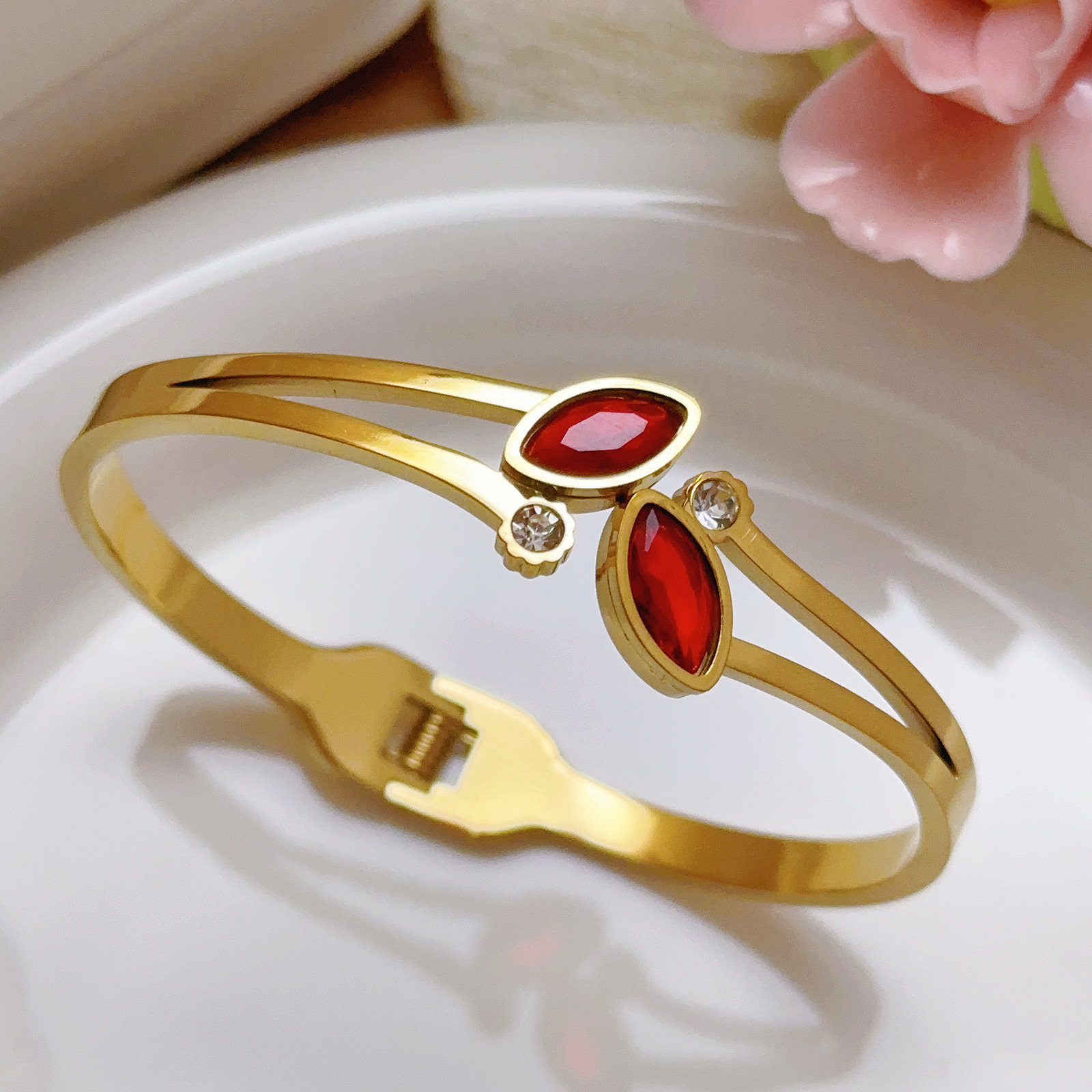 Brazaletes de diamantes de lujo retro de estilo europeo y americano de moda de lujo ligero de acero inoxidable de oro de alta calidad joyería nueva pulsera
