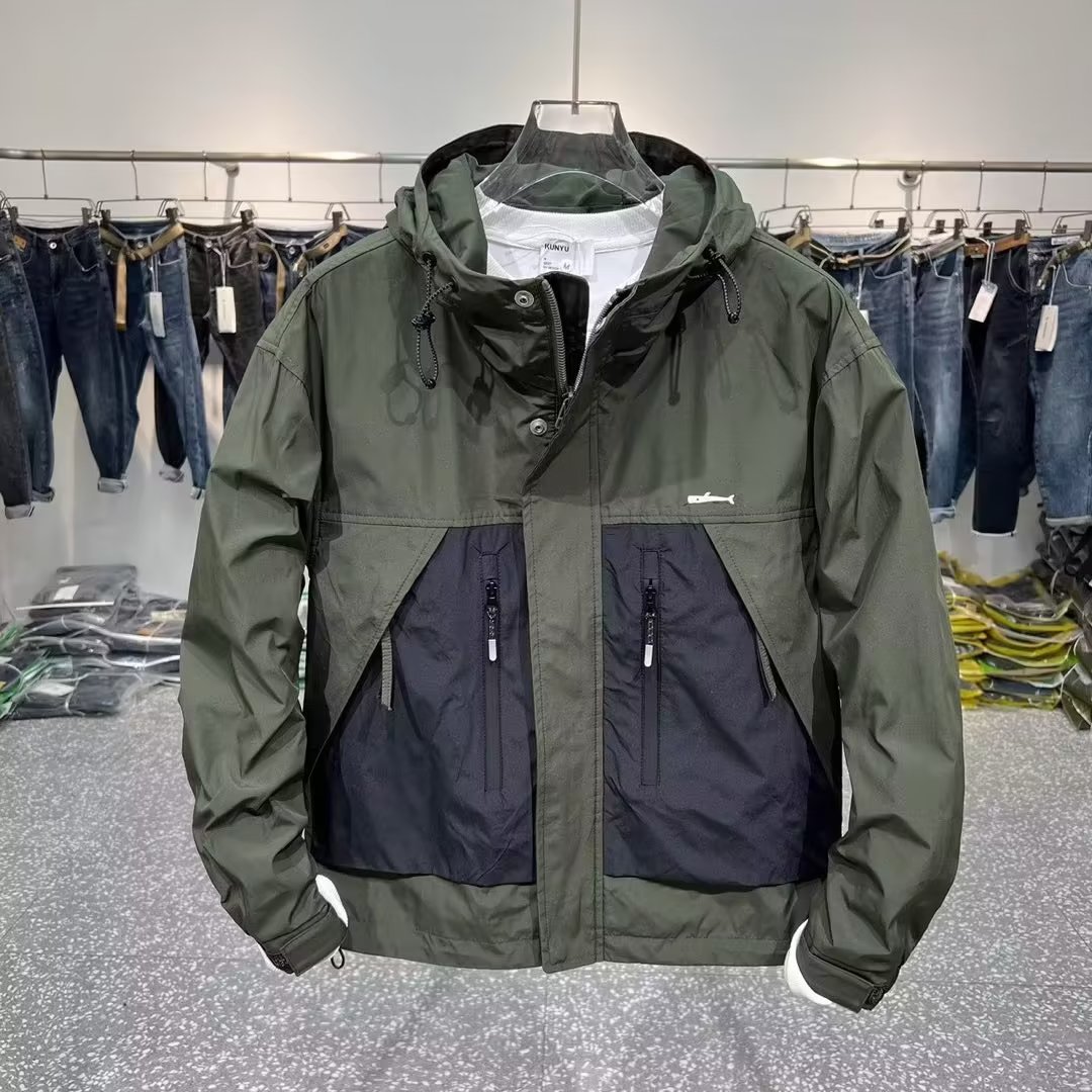 Primavera y otoño nuevos hombres de gama alta ropa de trabajo con capucha color a juego bolsillo superior chaqueta juvenil chaqueta casual impermeable