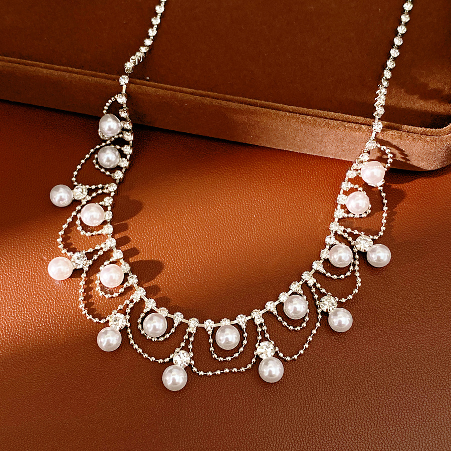 Collar de perlas de encaje de diamante ligero de lujo nicho collar de collar de perlas estilo retrógrado francés temperamento de alta sensación conjunto de joyería