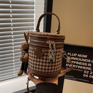 Niche Design Small Bag 2025 Spring and Summer New Women's Bag French Popular Houndstooth Crossbody Bag Satchel Bucket Bag