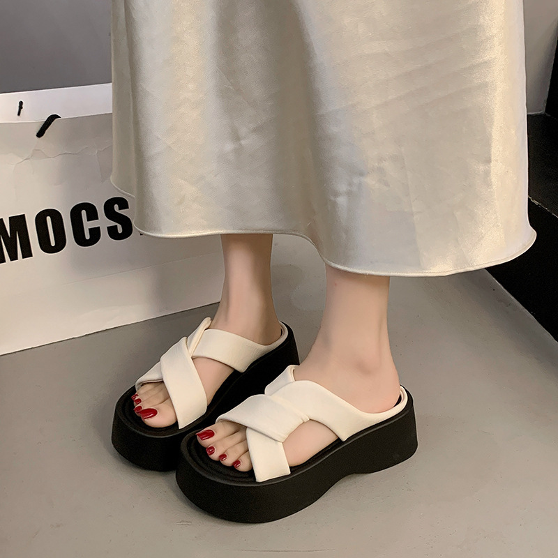 New Wedge-Heeled Slippers for Women to Wear Outside the Year, Beach Summer Lightweight Thick-Soled Small Fashionable Flip-Flops Retro