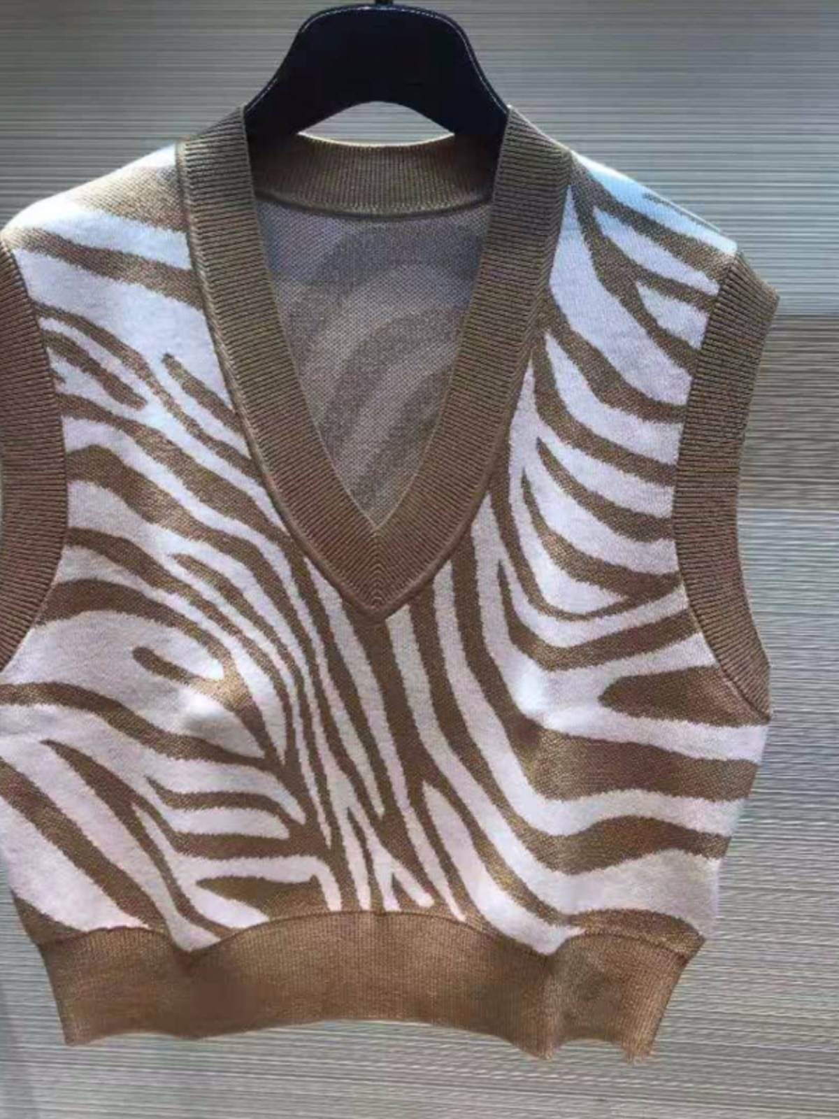 Nuevo chaleco de punto de lana sin mangas con cuello en V, versátil, en blanco y negro con estampado de pata de gallo, para mujer, de la colección de ropa femenina de Brother para la primavera y el otoño de 2024.