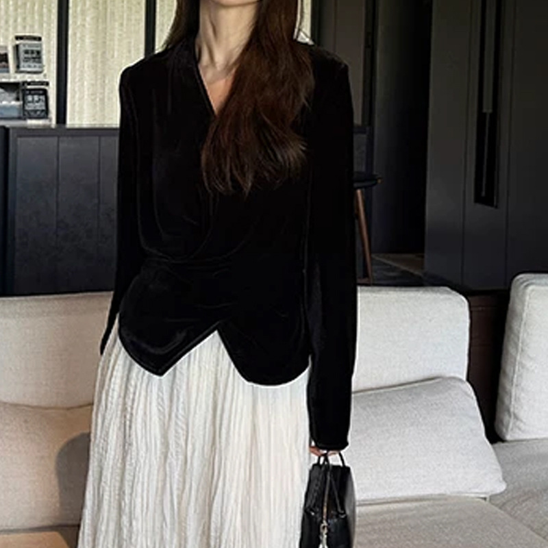 In production: Sakura Night Prelude - New style dark black irregular velvet tie V-neck top made of mulberry silk In production: Sakura Night Prelude - New style dark black irregular velvet tie V-neck top made of mulberry silk