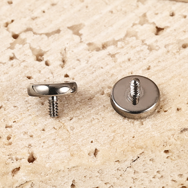 16G labret stud size and finish detail