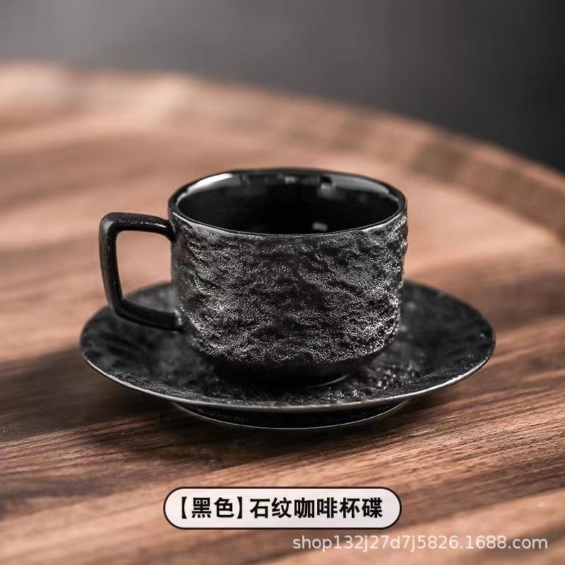 블랙 커피 컵과 접시
