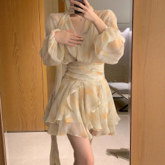 法式碎花v领泡泡袖拼色连衣裙女2025春季新款收腰不规则飘带短裙