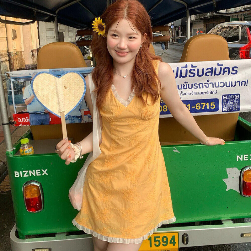 Korean-Style Gentle and Sweet Lace Splicing V Neck Sleeveless Dress for Women in Summer, Waist Slimming Look A-Line Short Skirt Trendy