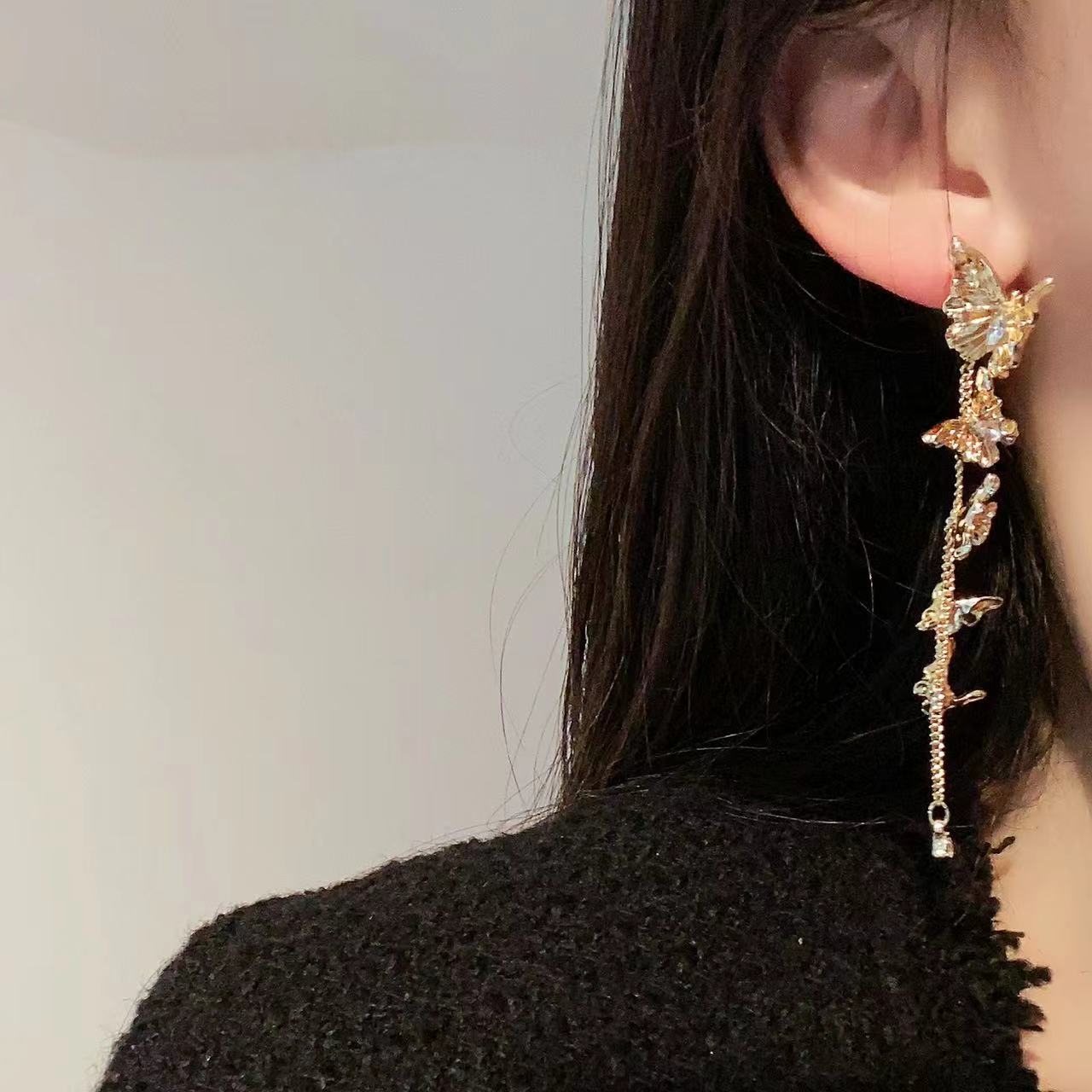 Elegant sophisticated golden retro fashionable earrings with tassels