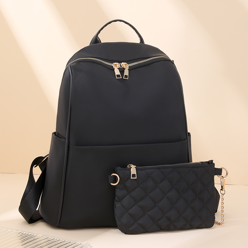 2024 otoño nueva cadena de moda para mujer mochila de nailon simple y versátil mochila de viaje ligera al aire libre marea