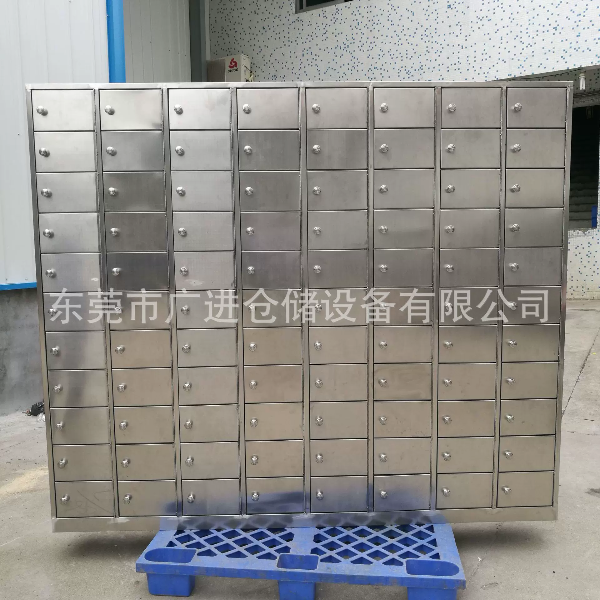 工厂食堂餐厅员工不锈钢餐盘柜 带门吸铁石员工不锈钢餐具柜现货