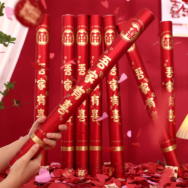 結婚礼砲結婚祝いの花火の結婚式の噴花筒の手は砲をねじって礼賓花の手を持って砲をねじって親用品の大全書を迎えます。|undefined