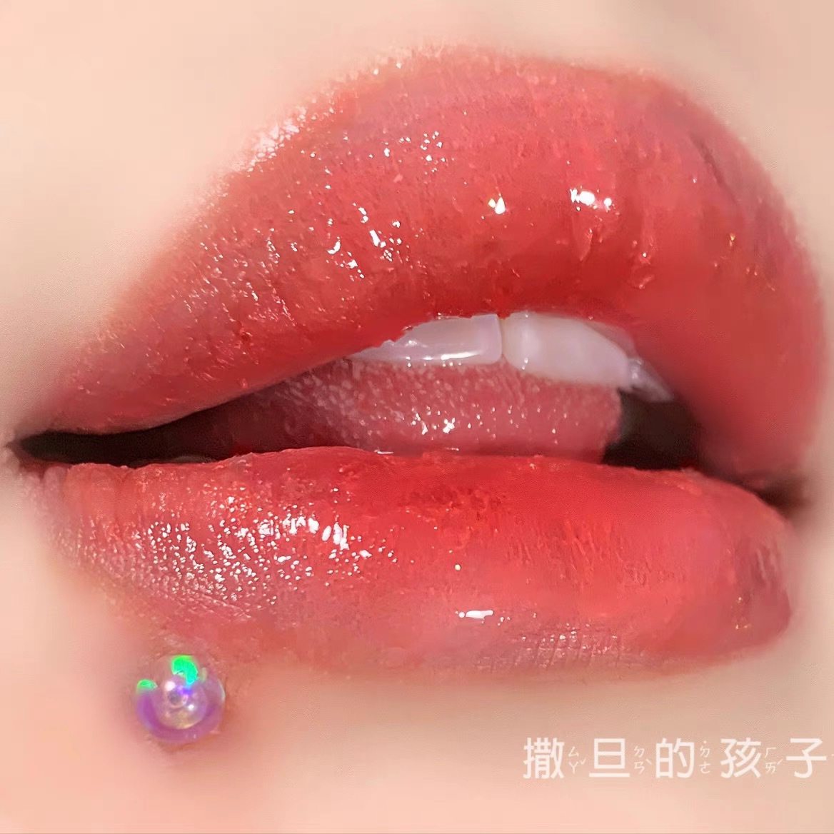Silver pointed spike labret stud material detail