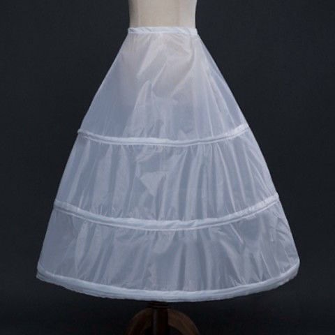 工場は花嫁のウェディングドレスのスカートを卸売りします。|undefined