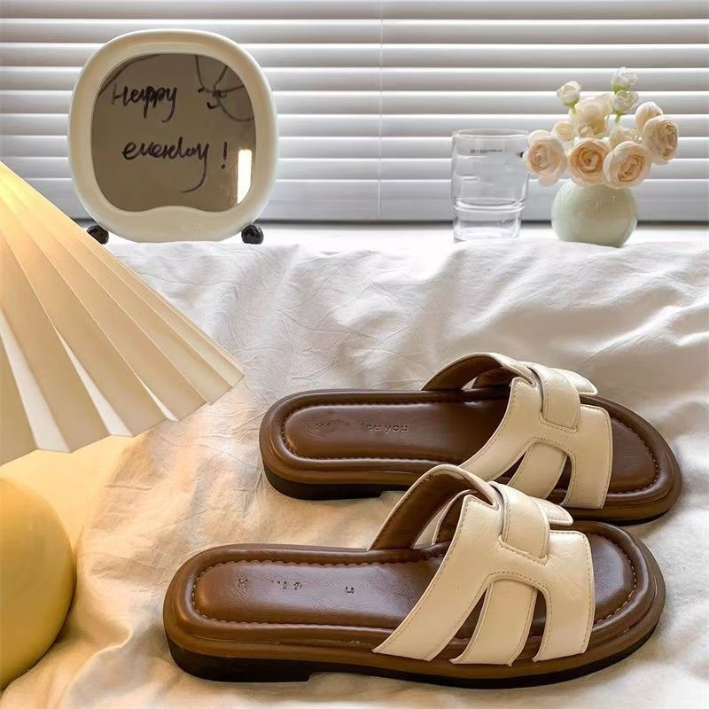 Sandalias y pantuflas retro francesas con una sola palabra para mujer 2025 nuevo estilo exterior zapatos Muller tejidos con cabeza cuadrada zapatillas de playa de suela blanda