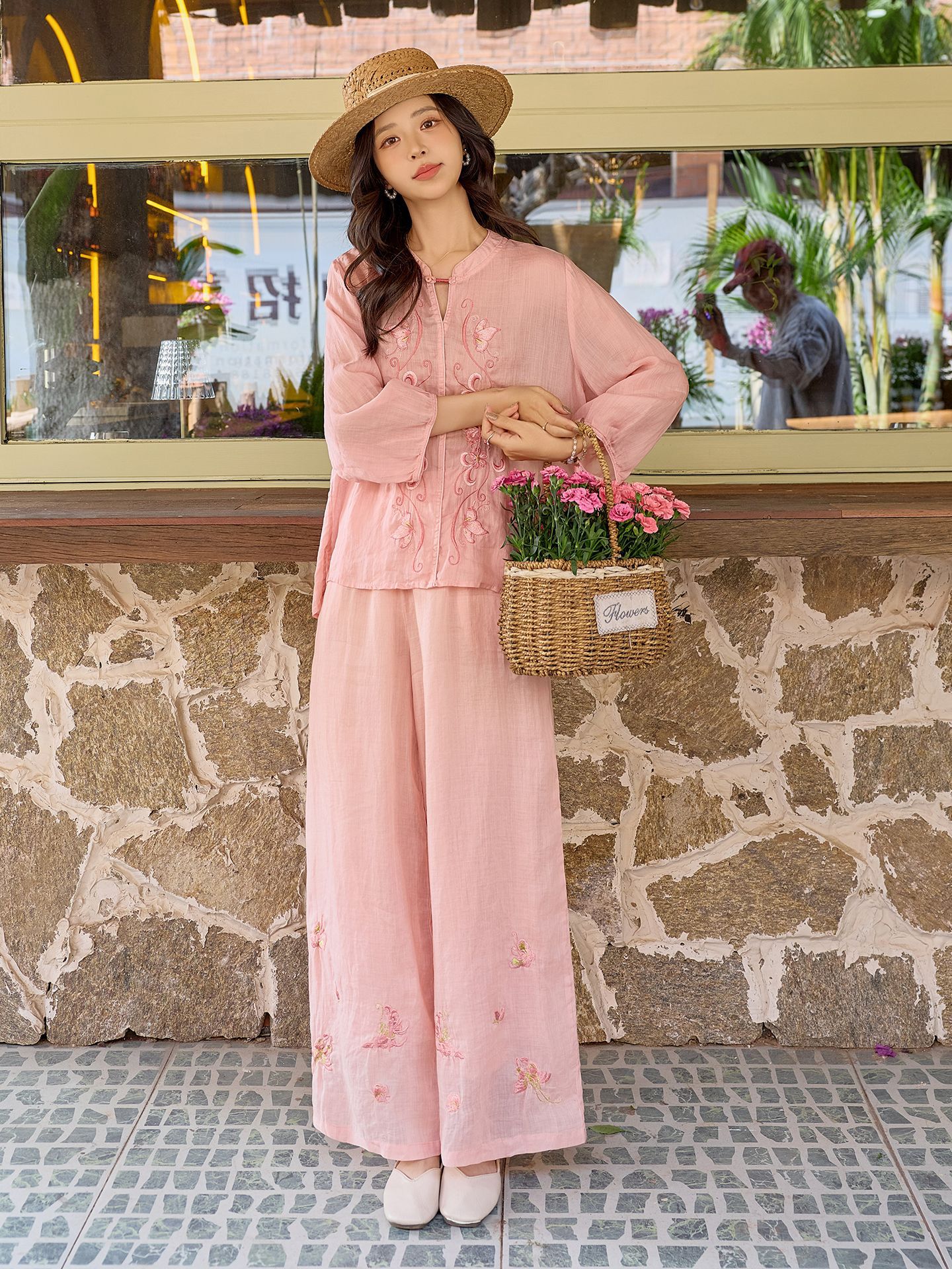 Bộ quần áo hai mảnh nữ chất liệu ramie thêu hoa, áo sơ mi phối quần ống rộng — Màu hồng, màu trắng