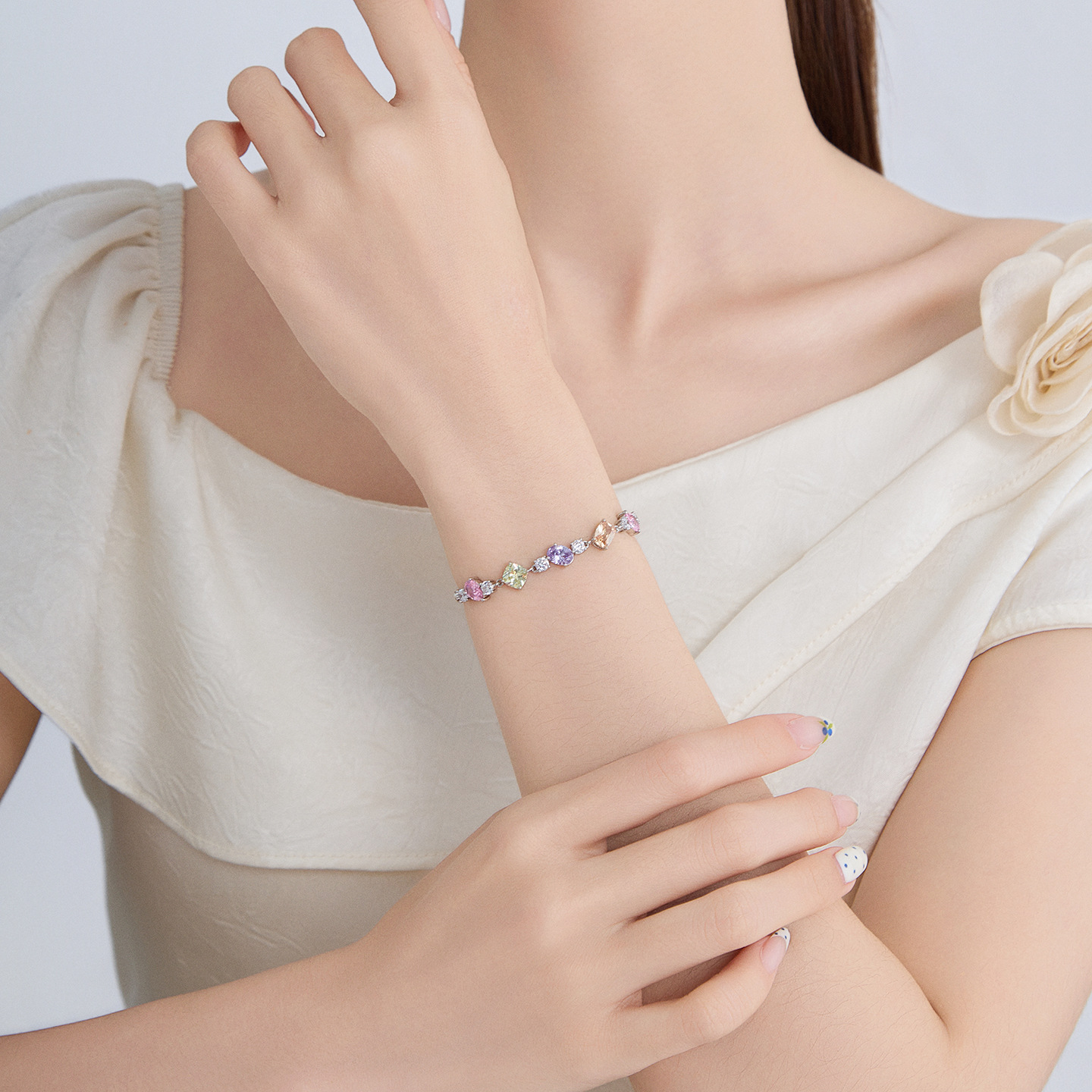 Xuping gemas artificiales de color incrustadas pulseras de dama de moda ligera lujosa sensación de diseño de verano suave joyas al por mayor