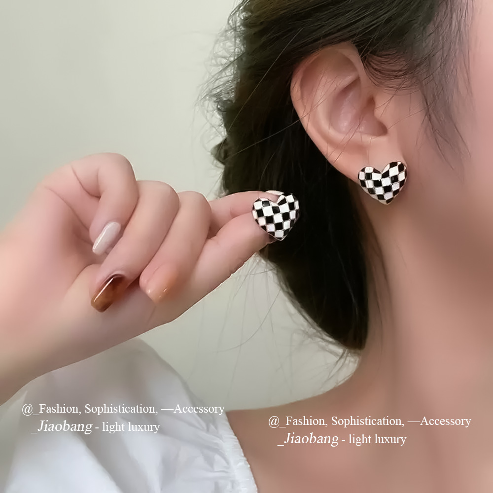 Pendientes de amor de goteo de aceite de goteo de aguja de plata Pendientes pequeños y exquisitos de temperamento de red Pendientes modernos y simples de todos los días mujeres