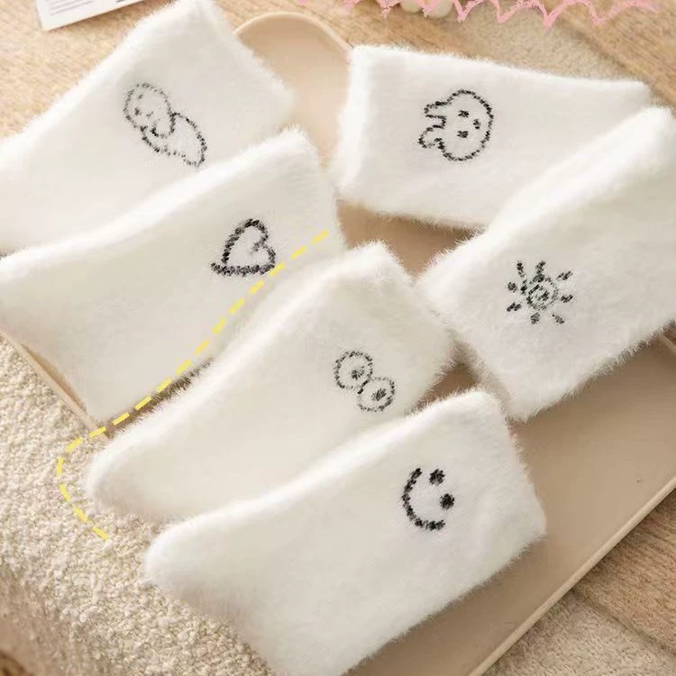 Зимой норка глаза плюшевые утолщенные теплые молочные белые средние трубочки пушистые домашние носки мультфильм носки