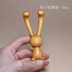 卸売り檀木兎マッサージ器は実木彫刻創意アニメ長耳兎マッサージ器を持ち歩いています。