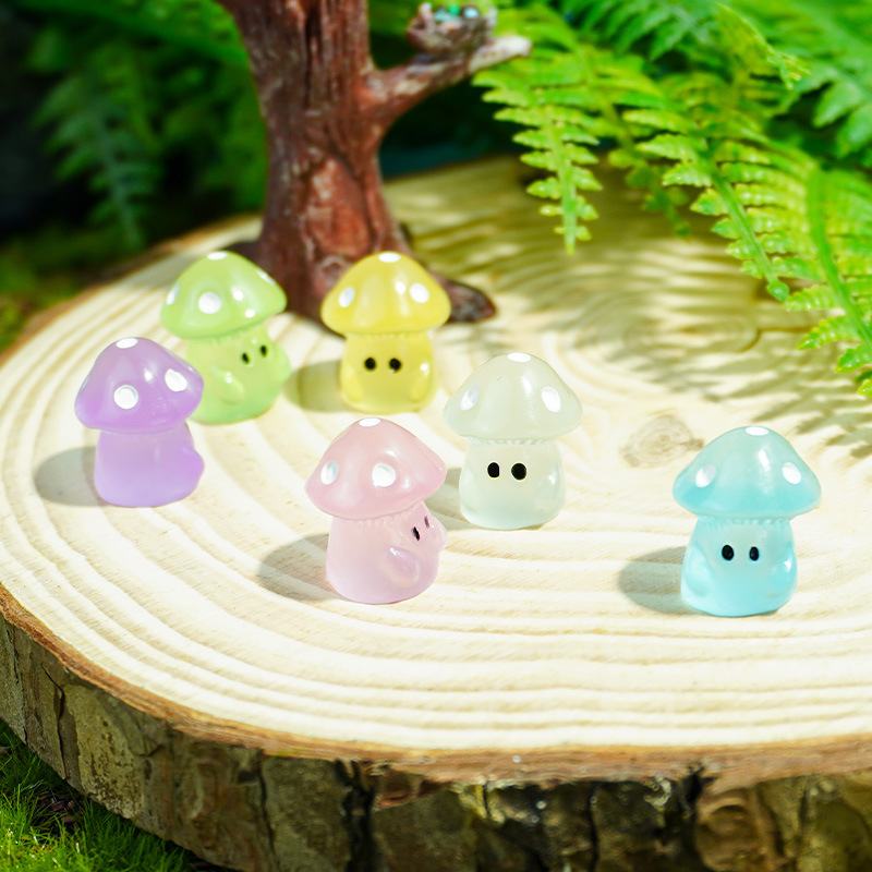 Lindos ojos color pequeño hongo nuevo mini resina luminosa hongo hombre pequeño modelo creativo decoración de micro paisaje